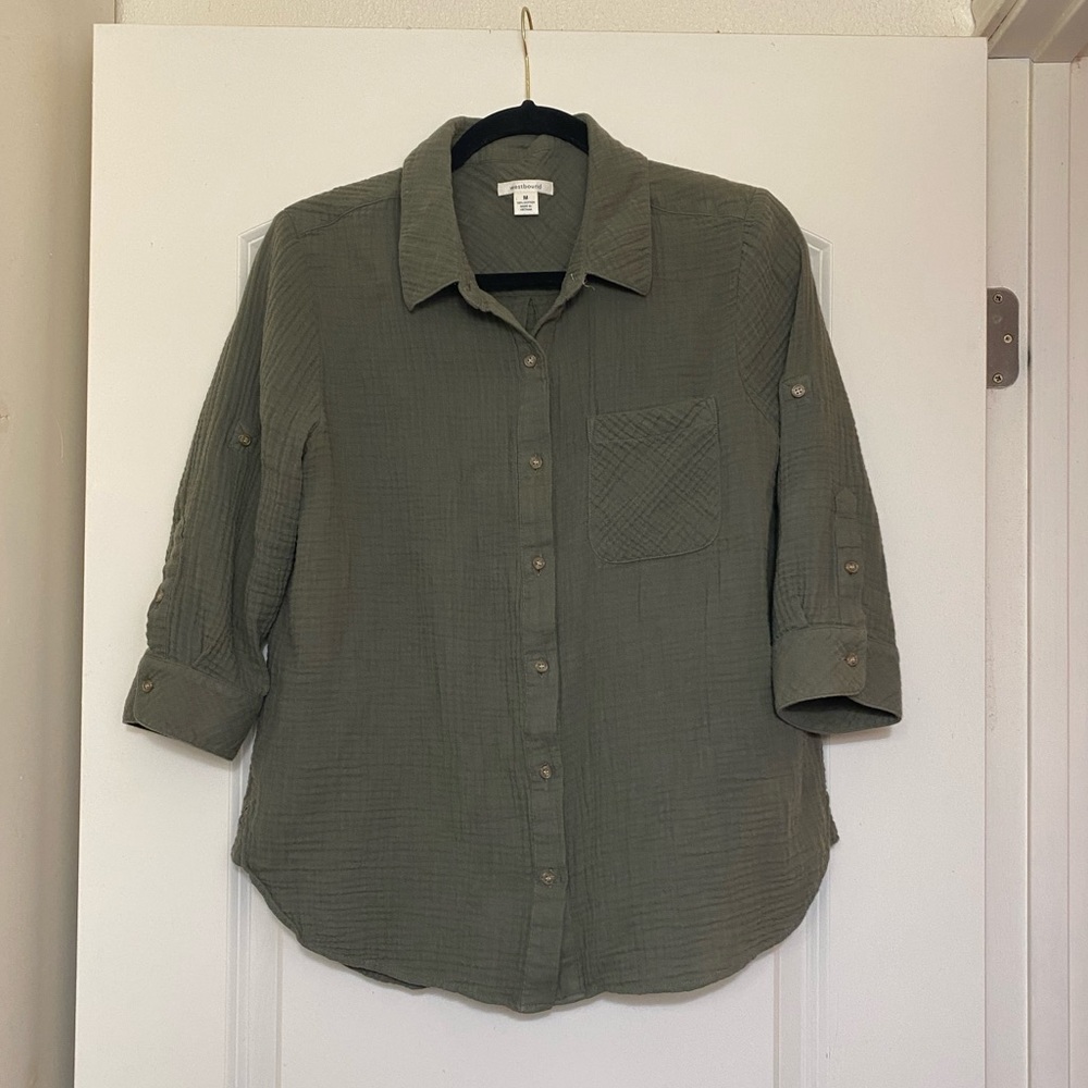 Womens 3/4 length sleeve button up Shirt | Medium